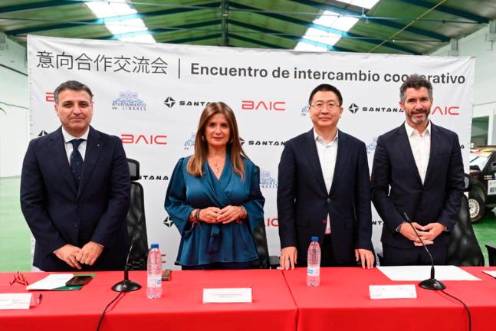 <i>Auxi del Olmo junto a los representantes de BAIC y Santana Motors. / @auxidelolmo. </i>