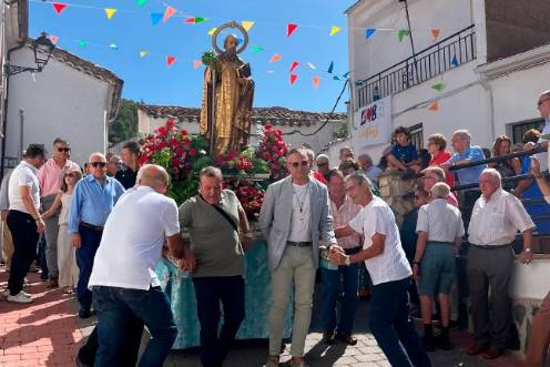 <i>El cortejo de naberos y visitantes que acompañó al patrón de Benatae. / Álvaro Guzguti / Diario JAÉN. </i>