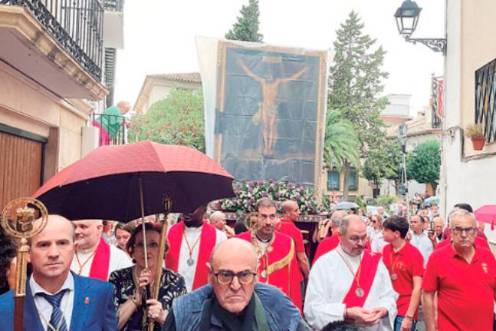 <i>El Cristo del Consuelo regresa a su templo protegido de la lluvia entre sus fieles devotos. / Ana Lechuga / Diario JAÉN. </i>