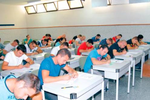 <i>Varios opositores que aspiran a la Guardia Civil. / Archivo histórico Diario JAÉN. </i>