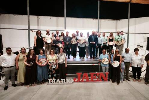 <i>Foto de familia de todos los premiados y autoridades al término de la entrega de Premios Reino de Jaén “La Loma - Las Villas” en el Auditorio Municipal de Ibros. / Agustín Muñoz / Diario JAÉN</i>
