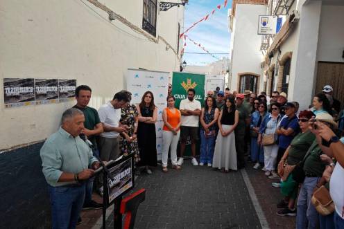 <i>José Barcos, presidente de la Unión de Empresarios de Santiago-Pontones, cierra el acto de inauguración de la VIII Feria de la Trashumancia, Turismo y Costumbres de Santiago de la Espada rodeado por autoridades, vecinos y visitantes. / Diario JAÉN.</i>