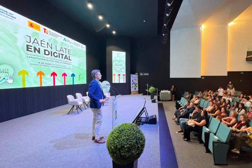<i>El diputado de Empleo y Empresa inaugura la jornada “Jaén late en Digital”. / Diputación de Jaén.</i>
