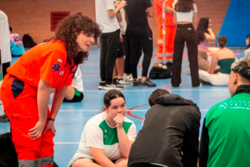 <i>Jóvenes practicando ejercicios de reanimación cardiaca. / Junta de Andalucía. </i>
