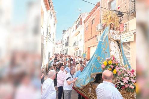 <i>La procesión de la Virgen del Campo acompañada de sus fieles. / Elisabeth Ruiz Martínez / Diario JAÉN</i>