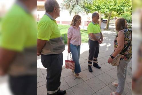 <i>Visita de la concejala con los vecinos del barrio de Las Fuentezuelas. / Ayuntamiento de Jaén. </i>