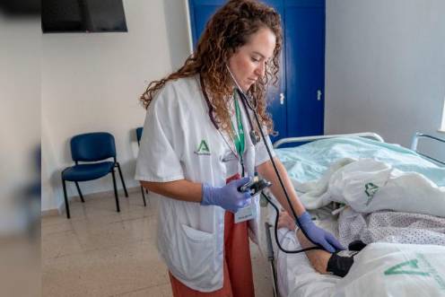 <i>Profesional de la salud toma la tensión arterial a un paciente ingresado en el Hospital Universitario de Jaén. / Junta de Andalucía. </i>