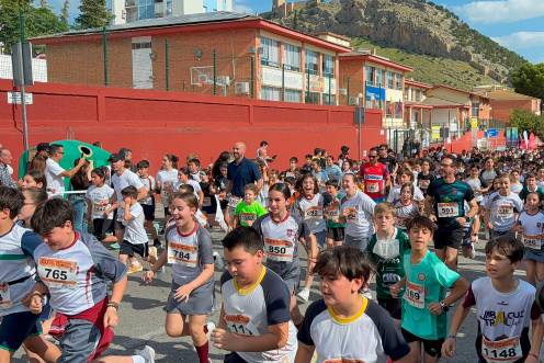 <i>Salida de la Carrera Escolar La Gloria. / Álex Gómez / Diario JAÉN.</i>