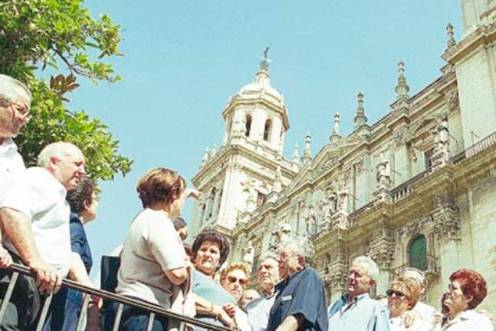 <i>Ciento sesenta mayores de trece centros de día de la provincia conocieron la capital con motivo del Día Mundial del Turismo. / Archivo histórico Diario JAÉN. </i>