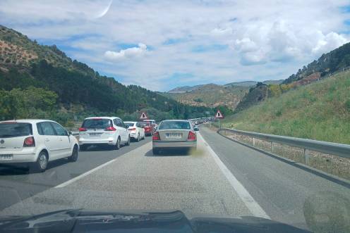 <i>Imagen de la congestión del tráfico en la A-44.</i>