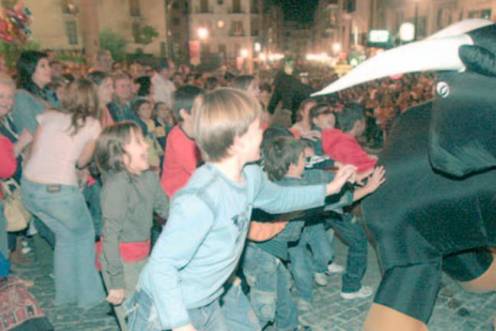 <i>Pequeños y mayores disfrutaron de lo lindo con una cabalgata espectacular y colorista que sorprendió al público. </i>