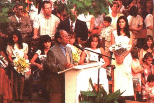 <i>El pregón de Esteban Ramírez concentró en la plaza del Agua a una gran cantidad de personas. / Archivo histórico Diario JAÉN. </i>