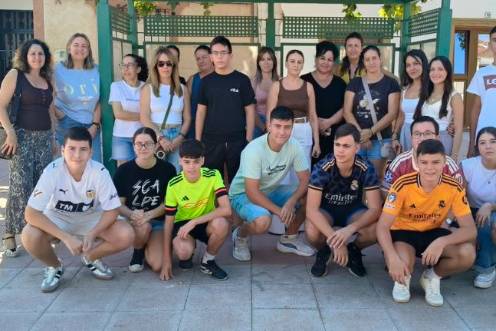<i>Estudiantes y familiares en la parada del autobús en la manifestación por el transporte escolar en Aldeahermosa. / Elisabeth Ruiz / Diario JAÉN. </i>