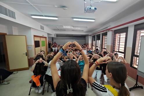 <i>Los profesores y el alumnado del tercer y cuarto curso de ESO forman un corazón con sus manos. / Fran Miranda / Diario JAÉN.</i>
