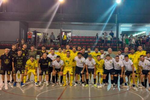<i>Los equipos del Jaén Paraíso Interior y el Bedmar FS posan después del partido. / Jaén Paraíso Interior FS. </i>