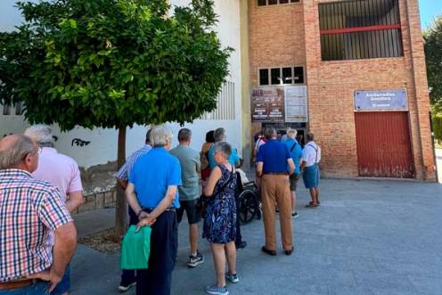 <i>Aficionados taurinos hacen cola el primer día de venta.</i>