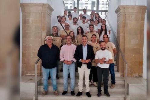 <i>Participantes del voluntariado junto a las autoridades a cargo de la iniciativa. / Junta de Andalucía. </i>