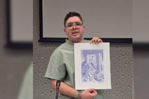 <i>En la imagen, Manuel David posa con el dibujo del Castillo de Huelma, portada de su libro y obra del artista local Paco Díaz. </i>
