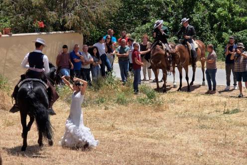 <i>Miguel Ángel Plaza Oliver, sobre Imperioso, un majestuoso caballo negro; la bailaora Leticia Coronado, y los jinetes Fermín y Juan López Ortega al fondo, junto al público del espectáculo. / Diario JAÉN. </i>
