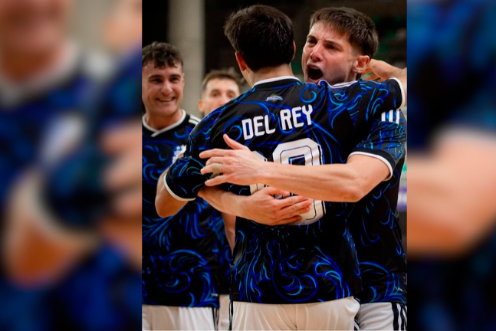 <i>Power, de frente, celebra un gol con Argentina con Titi del Rey.</i>