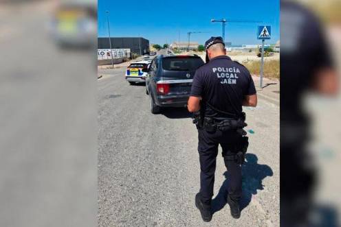 <i>Un agente de la Policía Local de Jaén, durante la campaña de vigilancia. / Ayuntamiento de Jaén.</i>