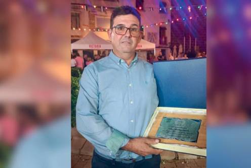 <i>José Cifuentes Marín posa con la placa conmemorativa que le entregó el Ayuntamiento. / Francisco J. Marín / Diario JAÉN.</i>