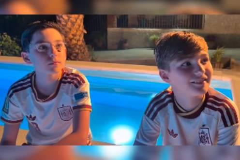 <i>A la izquierda, el hermano de Lucas Paulano y a la derecha, Lucas Paulano, representante de España en Eurovisión Junior. / Eurovisión RTVE. </i>