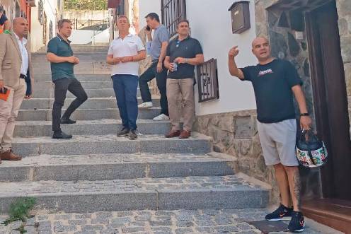 <i>Julio Millán y Javier Padorno en la visita a las obras de renovación integral de la calle Hospitalico. / Ayuntamiento de Jaén. </i>