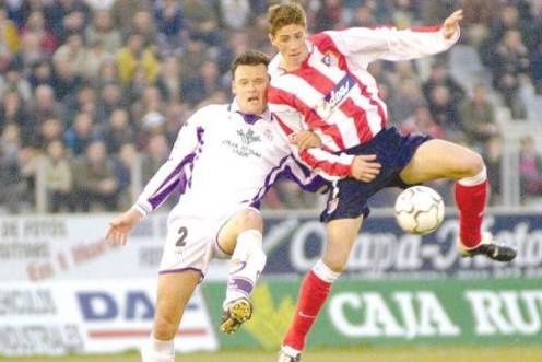 <i>Fernando Torres trata de ganar la posición a Luis Lopez en La Victoria, a 13 de enero de 2002.</i>