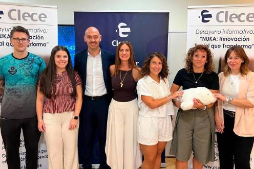 <i>Iván López, Lorena Pareja, Federico Díaz, Queti Quirós, Susana Márquez, Yolanda Arjona y María Mercedes Linares, con Nuka, en el acto. / Jason Moyano / Diario JAÉN. </i>