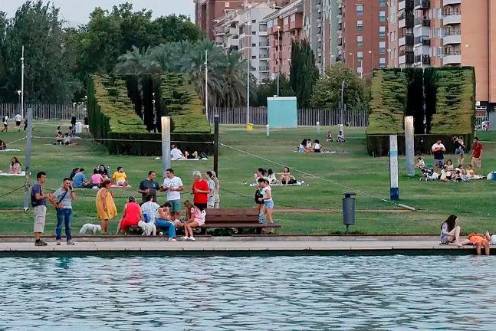 <i>Los jiennenses disfrutan de las sombras y las aguas del parque del Bulevar. Archivo. / Jason Moyano / Diario JAÉN.</i>