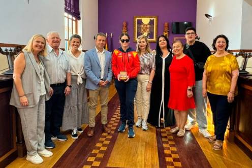 <i>Isabel María López exhibe su medalla de oro junto con Beatriz López, Julio Millán, Margarita Espejo, su guía Toñi Ibáñez y sus familiares. </i>