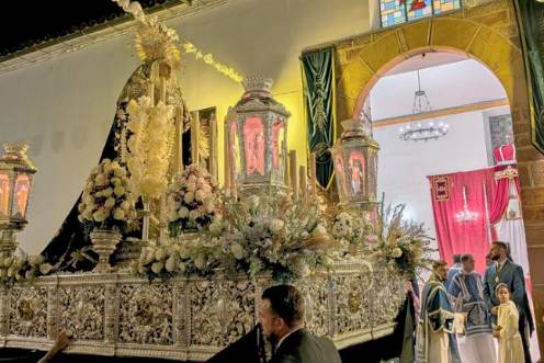 <i>Procesión de la Virgen de las Amarguras, arropada en el camino por vecinos. / Isabel de la Paz / Diario JAÉN.</i>