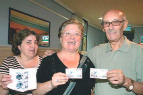 <i>María del Cid Molina, vendedora de la ONCE, en el centro, con dos premiados. / Archivo Histórico Diario JAÉN.</i>