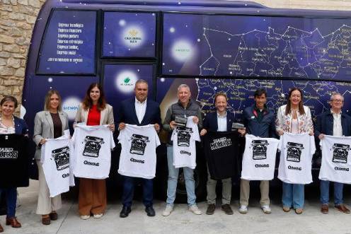 <i>Soledad Aranda, Fátima Sánchez, María Ángeles Romero, Eleuterio Muñoz, José Manuel Martínez, Erik Domínguez, Curro Díaz, Ana María Gómez, Lope Morales y Juan Espejo posan con la camiseta conmemorativa por el 85 Aniversario de Diario JAÉN. / Jason Moyano / Diario JAÉN.</i>