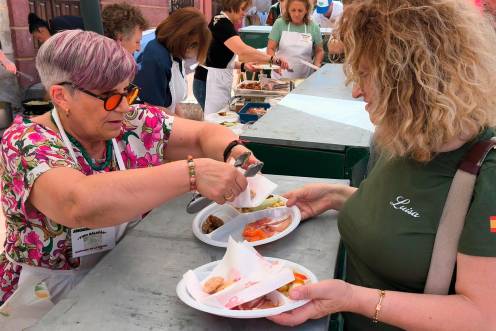 <i>Degustación de migas elaboradas por la Asociación de Mujeres “Pino Galapán”. / Pablo Espinosa / Diario JAÉN. </i>