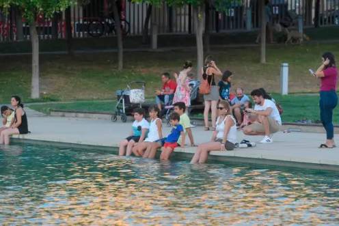 <i>Familias refrescándose en el parque del Bulevar. Archivo. / Agustín Muñoz / Diario JAÉN.</i>