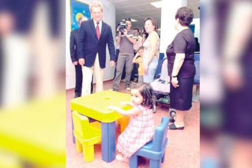 <i>Francisco Vallejo visita las instalaciones del entonces nuevo centro de salud. / Agustín Muñoz / Diario JAÉN</i>