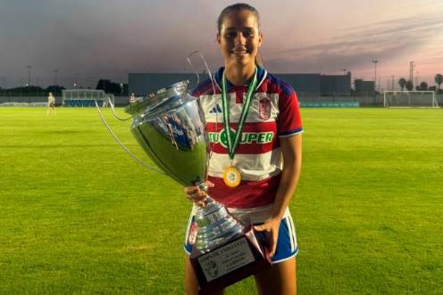 <i>Ana Martos posa con el trofeo de la Copa de Andalucía.</i>