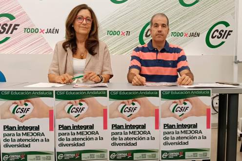 <i>La responsables de Educación de CSIF Carcelén, Julia Carcelén, junto con Antonio Cortés. / F. Gaitán / Diario JAÉN.</i>