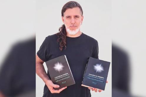<i>Roberto Lloreda posando junto a su obra. </i>