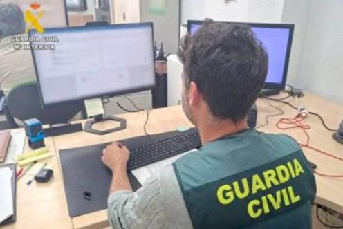 <i>Agente de la Guardia Civil de Valencia en tareas de investigación. / OPC. </i>