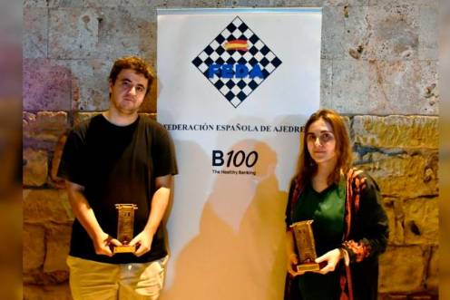 <i>Jaime Santos Latasa y Anna Matnadze posan con su trofeo en la modalidad relámpago. / Federación Española. </i>