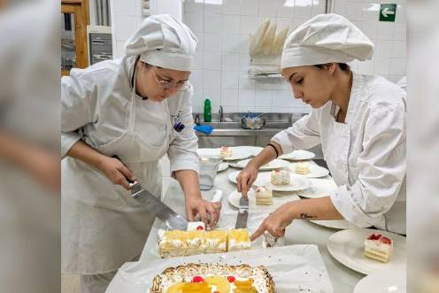 <i>Alumnas de la Escuela de Hostelería Hacienda La Laguna. / Junta de Andalucía.</i>