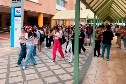 <i>Estudiantes a las puertas de la UJA para realizar la Pueba de Acceso de la Universidad. / Pablo Espinosa Luna / Diario JAÉN.</i>