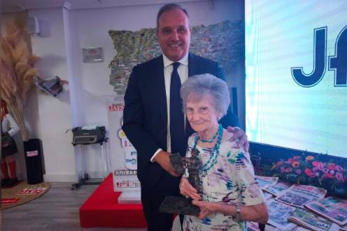 <i>Eleuterio Muñoz González , Presidente del Consejo de Administración de Diario JAÉN S. A, entregando el reconocimiento a Encarnación Anguita Delgado. / Agustín Muñoz / Diario JAÉN. </i>