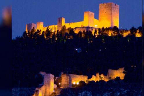 <i>El Castillo de Santa Catalina y su muralla estrenan nueva iluminación. / Archivo Histórico de Diario JAÉN.</i>