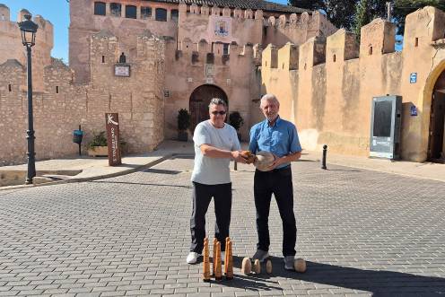 <i>El presidente de la FAB, José Miguel Nieto, y el de la Fjet-CV, Àngel Gómez, en el castillo de Benissanó. </i>