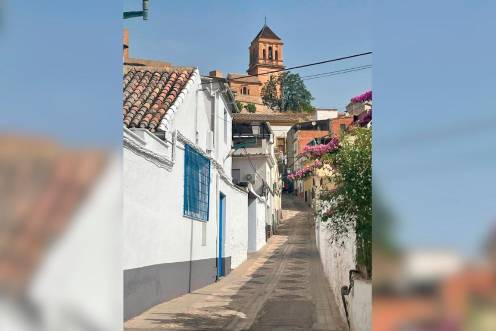 <i>Calle Cuesta de Priego en Alcaudete y al fondo la vivienda de la víctima. / 112. </i>