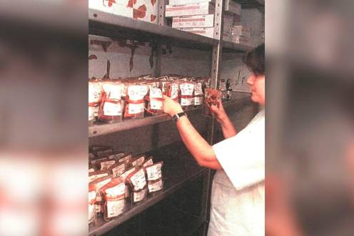 <i>Una enfermera recolecta bolsas de sangre. / Archivo histórico de Diario JAÉN. </i>